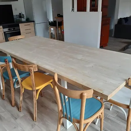 La Maison Bord De *